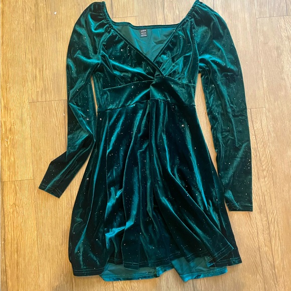 Size M dark green flowy, sparkly dress - Picture 2 of 2